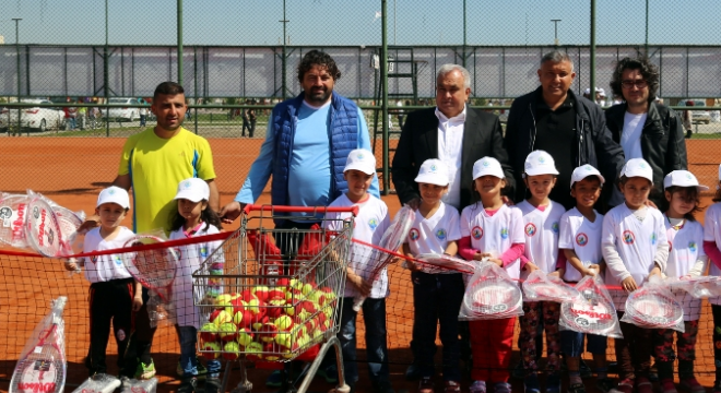 Erdemli Belediyesi'nden miniklere Tenis Kursu açıldı