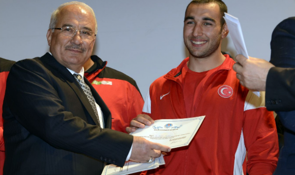 Mersin Büyükşehir Belediyesi'nden sporculara büyük ödül