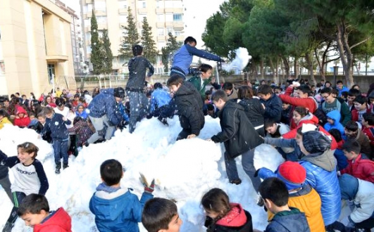 Mersin'de çocuklar için okullara kar taşınıyor