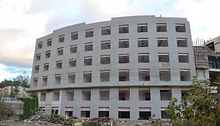 Anamur Devlet Hastanesi inşaatı işçilerinden maaş isyanı
