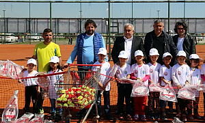 Erdemli Belediyesi'nden miniklere Tenis Kursu açıldı