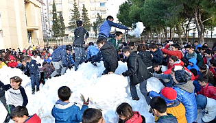 Mersin'de çocuklar için okullara kar taşınıyor