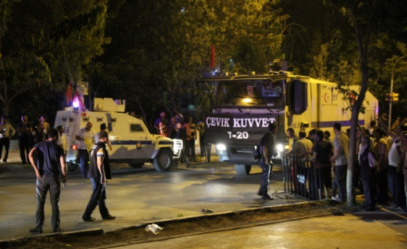 Van'da alçak saldırı: 3 şehit 73 Yaralı